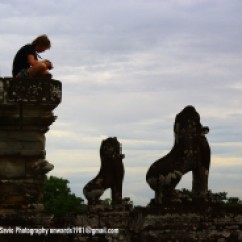 PreRup temple has a pretty fantastic view from the top, overlooking the jungle, so tourists climb up and wait for sunset. We came on a cloudy day, so the view wasn't as spectacular, but anthropologist that I am, I found the tourists just as mesmerizing in their behavior.